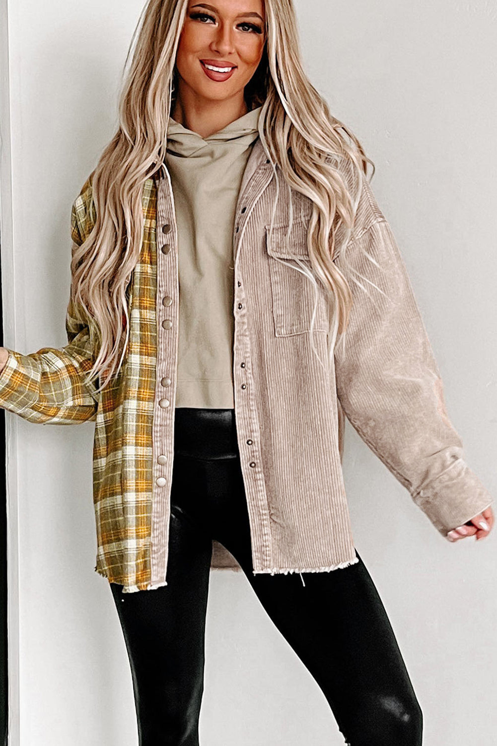 Drune | Zweiseitige Hemdjacke Karomuster und Corddesign Stil und Komfort
