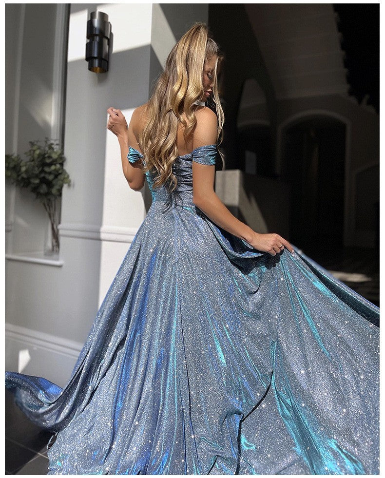 Schlitzkleid mit Pailletten und Röhrenoberteil
