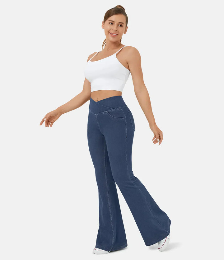 Lässige Frau in hoch taillierten, atmungsaktiven Jeans