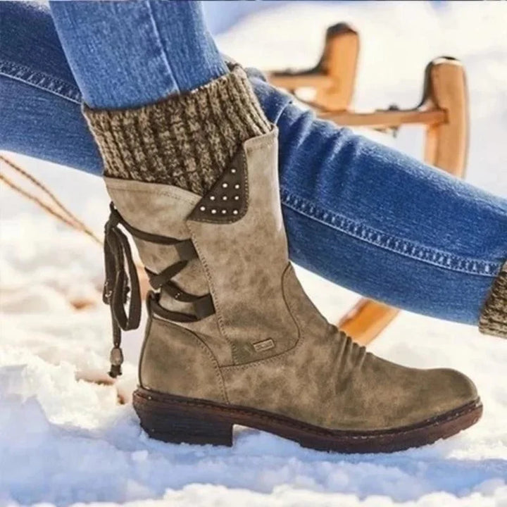 Drune | Stiefeletten Strickbündchen Nieten Seitendetail Schnürelement Hinten