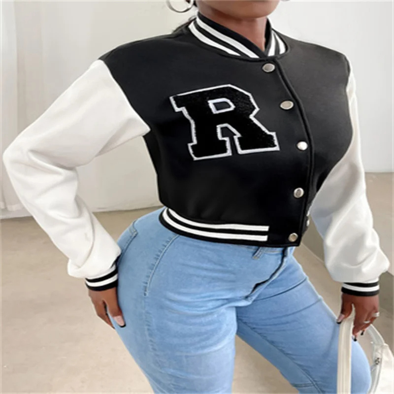 Drune | Varsity Bomberjack Damen, Kurzes Modell mit Buchstabenpatch und Druckknopfverschluss