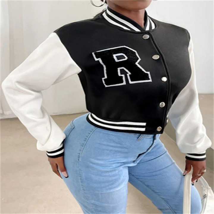 Drune | Varsity Bomberjack Damen, Kurzes Modell mit Buchstabenpatch und Druckknopfverschluss