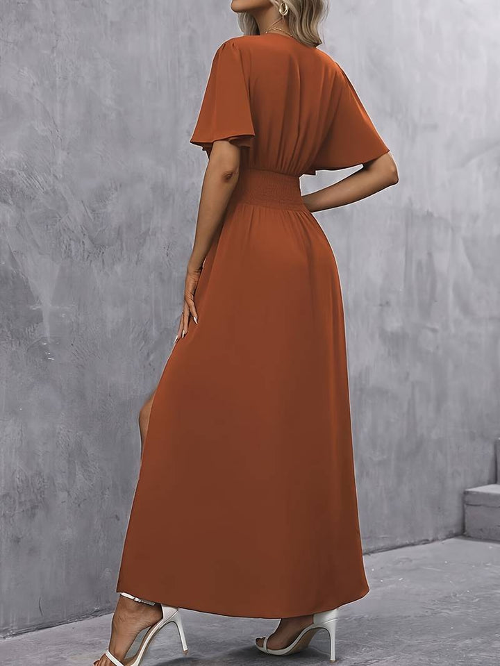 Drune – kleid mit rüschenkragen und plissierter taille