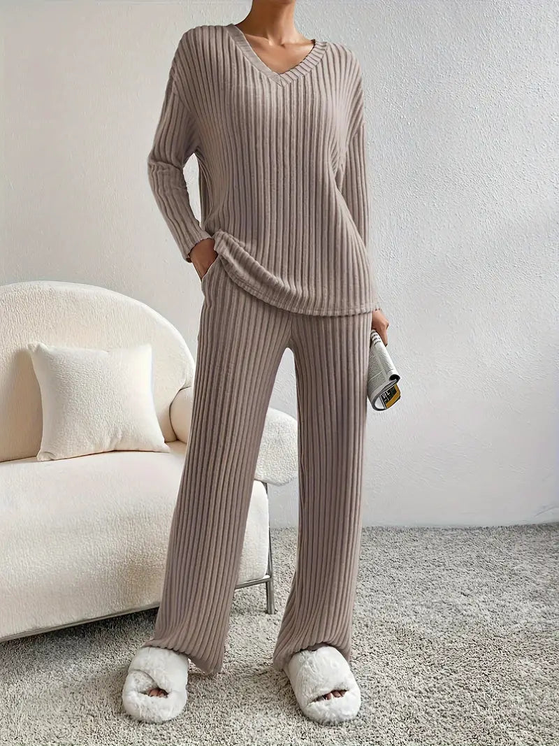 Drune 2-teiliges Set | Eleganter gerippter Damenanzug mit V-Ausschnitt-Pullover und passender Hose