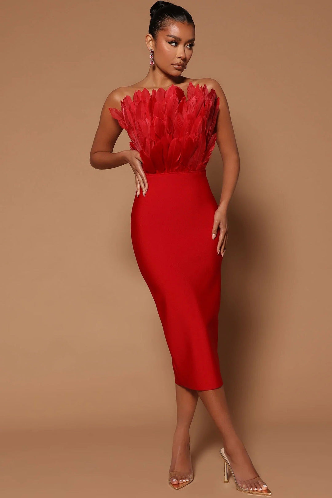 Drune Damenkleid mit Taillenbetonung und Federverzierung