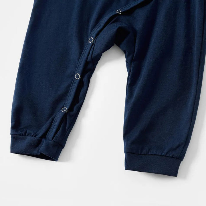 Drune | Fröhliches Blaues Weihnachts-Pyjama-Set mit Weihnachtsbaum- und Frohe Texte Drucke
