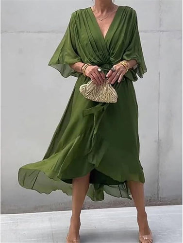 Grünes kleid mit V-Ausschnitt