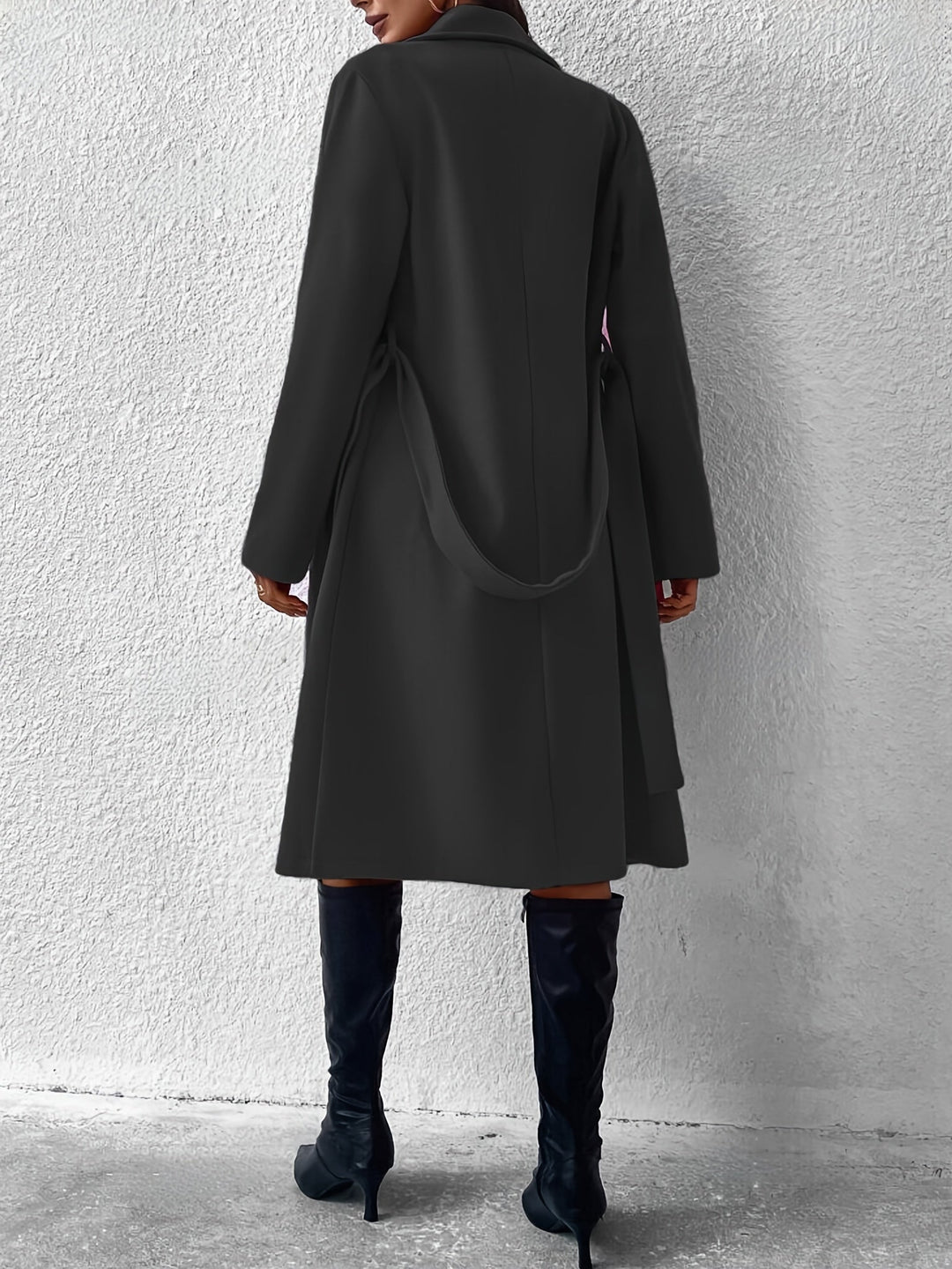 Drune | stilvolle lange Damenjacke mit Bindegürtel und Knopfdetails