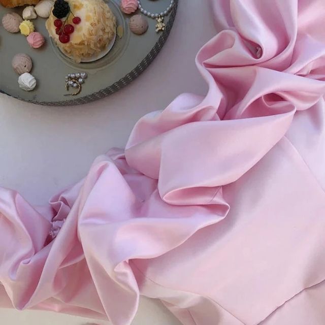 Drune | Schulterfreies Cocktailkleid mit Rüschendetail
