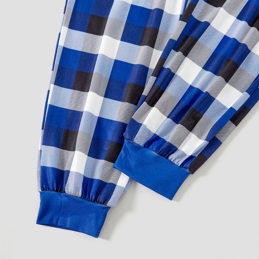 Drune | Weihnachtsfamilie passende Pyjamas - Navy & Weiß kariertes Pj-Set mit "Familienweihnachten 2025" und Weihnachtsmann-Musterdruck
