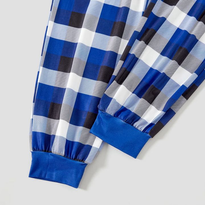 Drune | Marineblaues und weißes karierter Weihnachts-Pyjama-Set mit "Weihnachten mit meinen Gnomies" Textdruck
