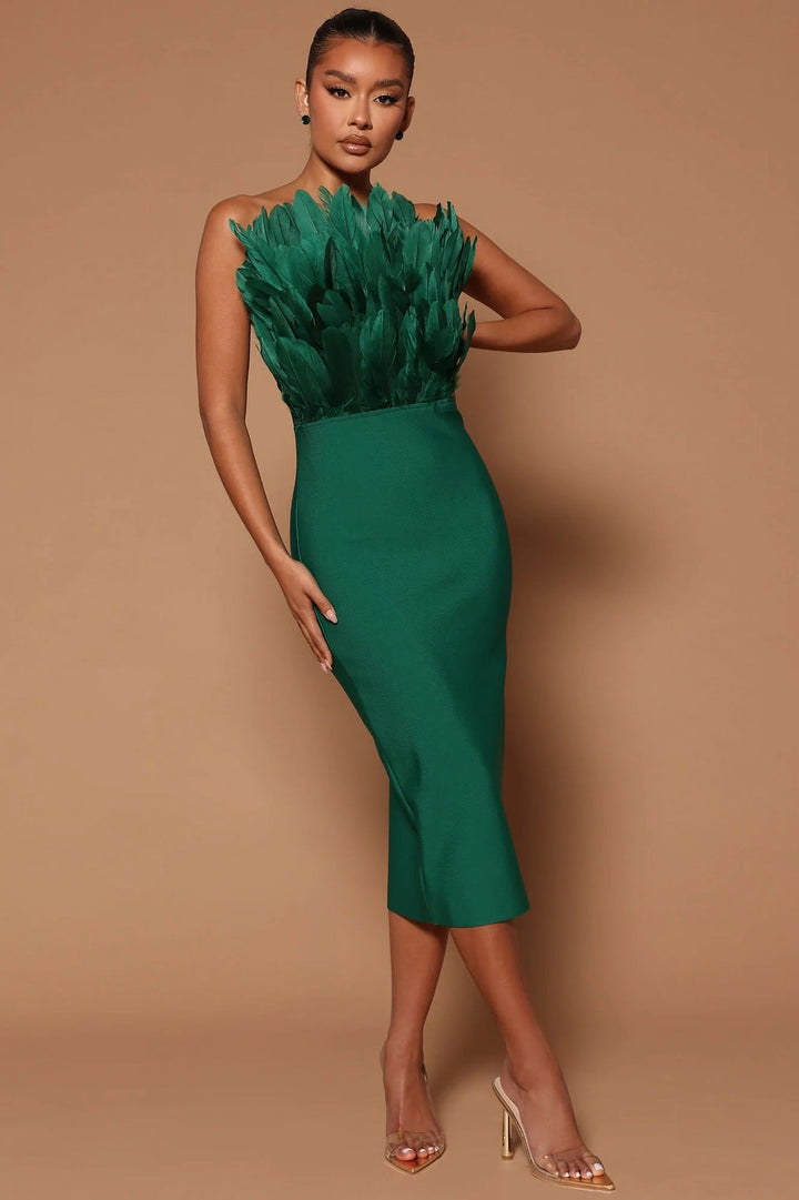 Drune Damenkleid mit Taillenbetonung und Federverzierung