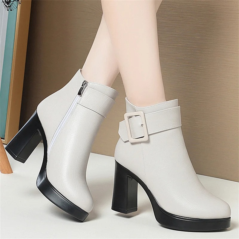 Drune | Flaschenstiefel mit High Heel und Fensterdesign für einen einzigartigen Stil