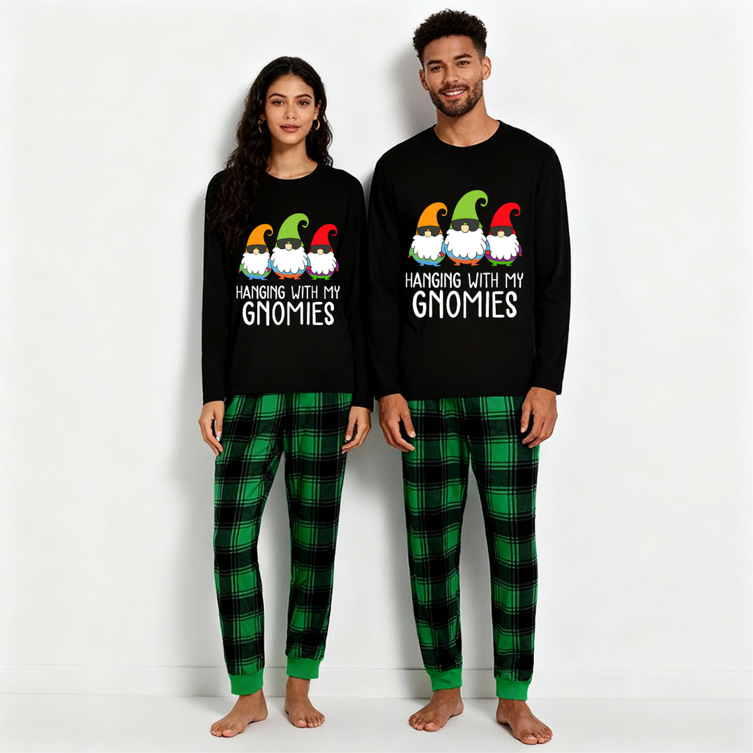 Drune | Three Santas "HANGING WITH MY GNOMIES" Monogram-Druck Schwarz Langärmliges Oberteil mit Vintage Grün und Schwarz Großes Karomuster Familie Passende Pyjamas