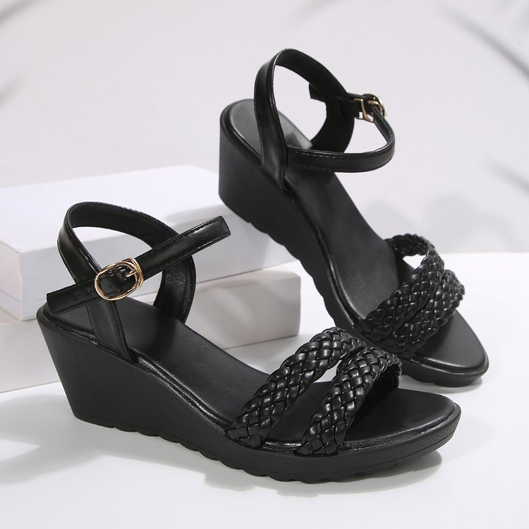 Geflochtene Keilsandalen mit Schnallenriemen Drune