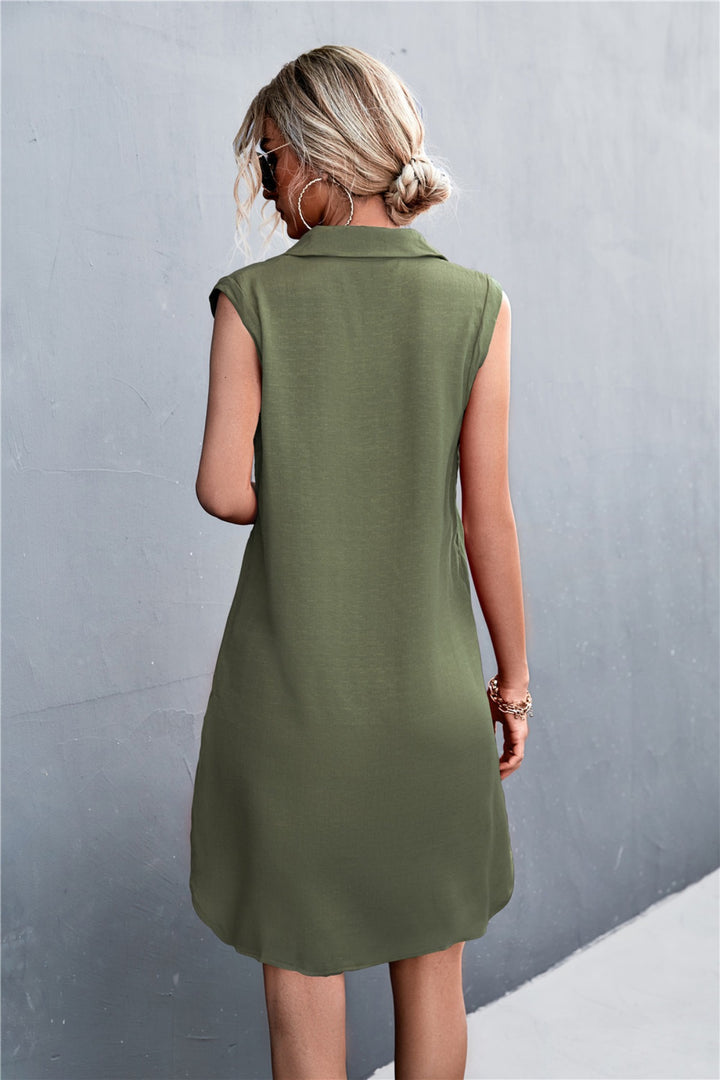 Drune | Ärmelloses geteiltes Kleid mit V-Ausschnitt und Knöpfen