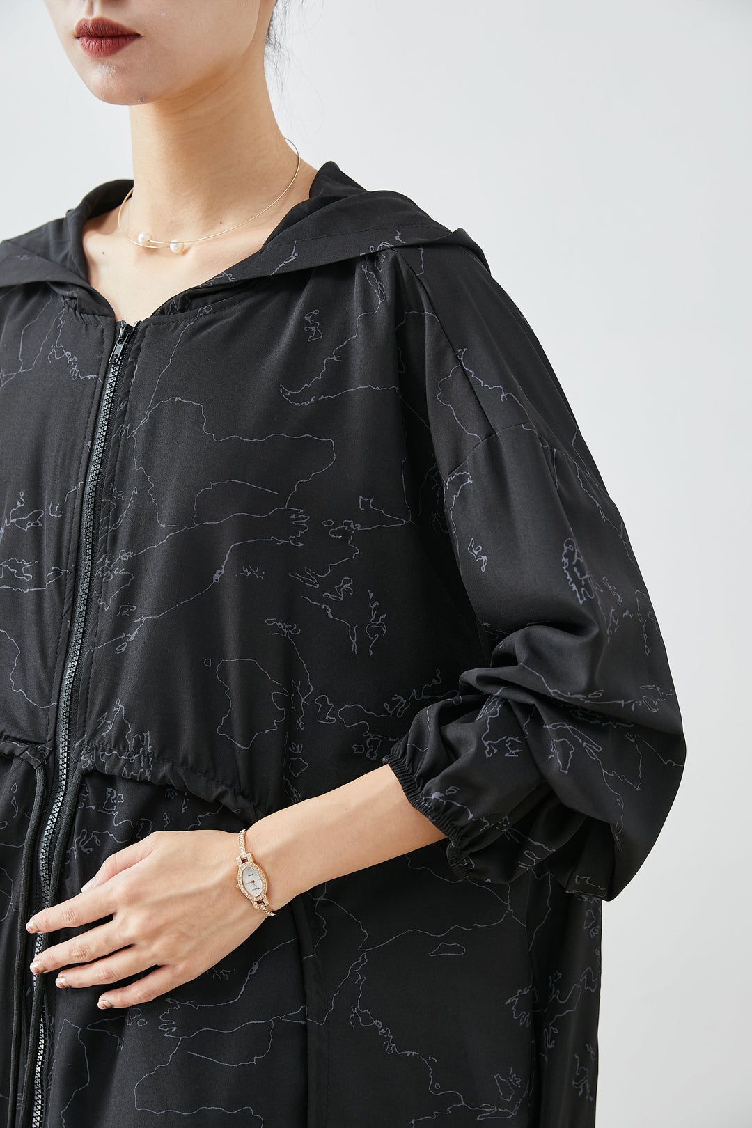 Drune | Schwarze asymmetrische übergroße Print-Kapuzentrenchcoats