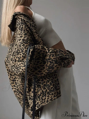 Drune | Passform Jeansjacke mit Leopardenstickerei
