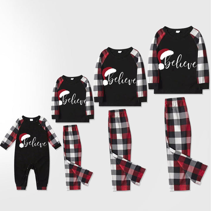 Drune | Weihnachtsmütze und 'Believe' Buchstabenprint gemusterte Karo-Ärmel Kontrastoberteile und rote & schwarze & weiße Karohosen Familien-Pyjama-Set mit Hundebandana