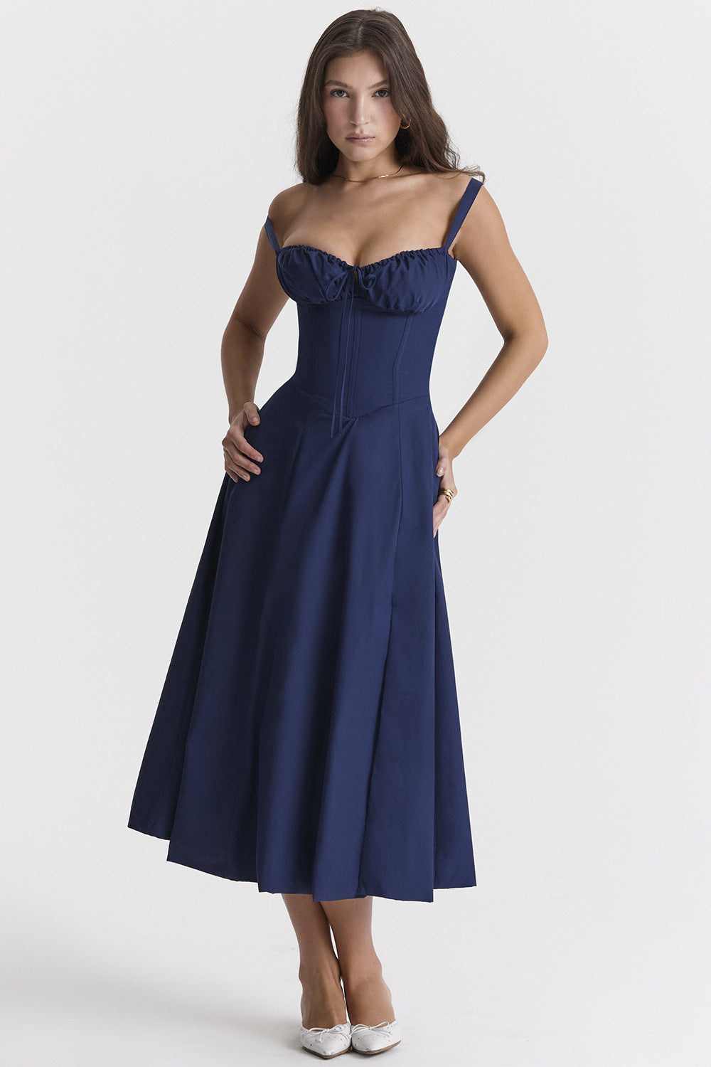 Drune geschnittenes Trägerkleid für Damen mit französischem Flair und verführerischem Hüftschlitz"