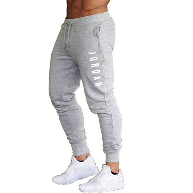 Drune | Jogginghose mit JORDAN Print - Sporthose im Slim Fit mit Bündchen & Kordelzug für Fitness, Streetwear & Freizeit