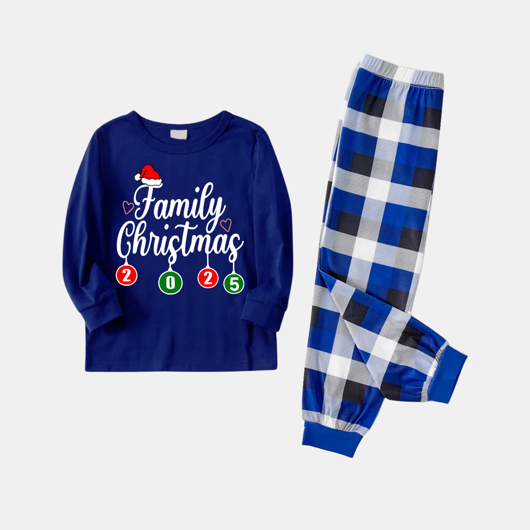 Drune | "Familienweihnachten 2025" Buchstabenbedruckte blaue Langärmelige mit blau-weißen-schwarzen karierten Hosen Familienpassende Pyjamas