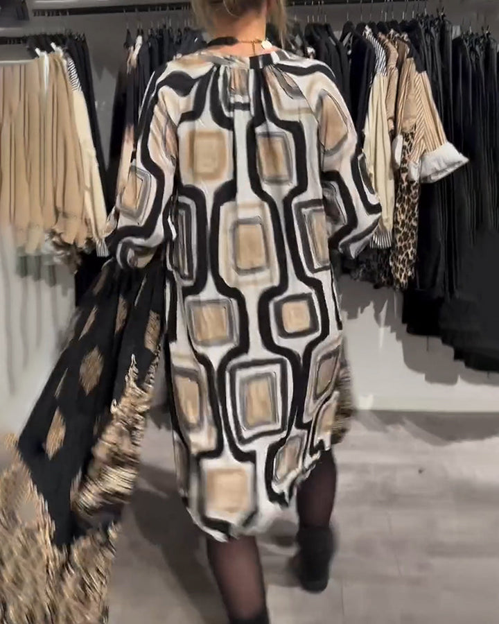 Drune | Kleid mit V-Ausschnitt und Geometrischem Print