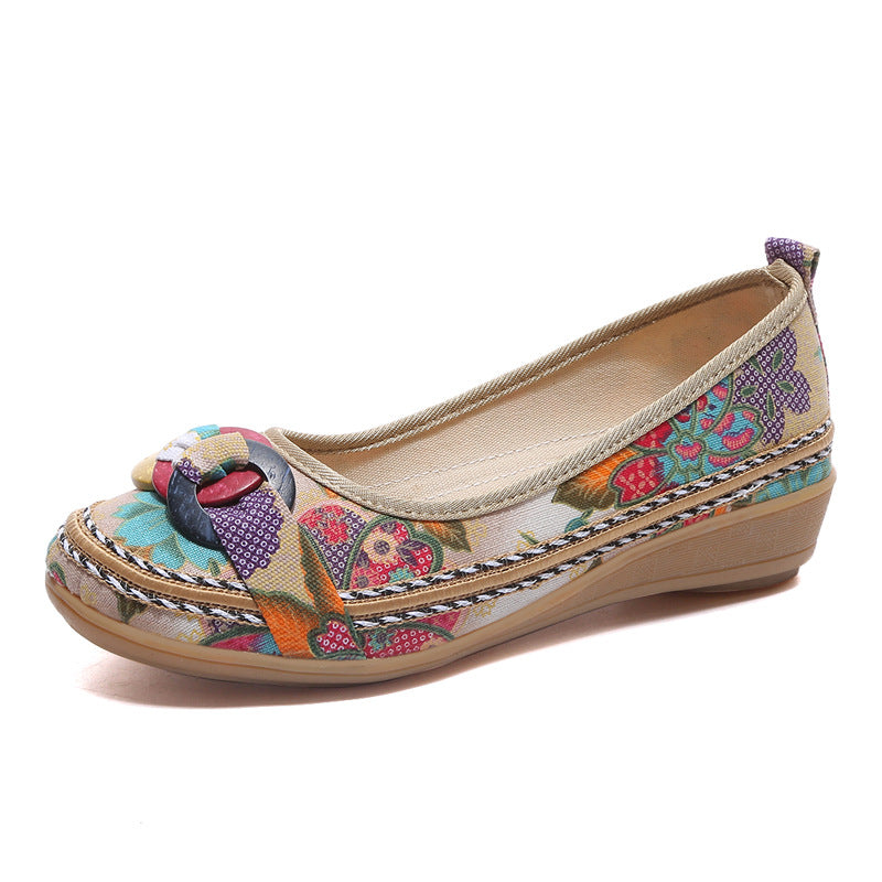 Damen nan floraler Textil-Slipper mit niedrigem Keilabsatz, dekorativer Ringapplikation und gepolstertem Komfortfußbett Drune