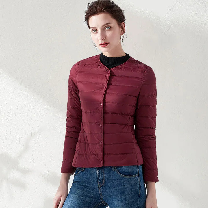 Drune | Leichte, kragenlose und figurbetonende Damen-Daunenjacke