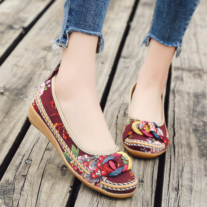 Damen nan floraler Textil-Slipper mit niedrigem Keilabsatz, dekorativer Ringapplikation und gepolstertem Komfortfußbett Drune