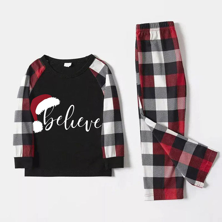 Drune | Paar Rot & Schwarz & Weiß Kariertes Pyjama Set Mit Weihnachtsmütze und „Believe“ Buchstaben Druck