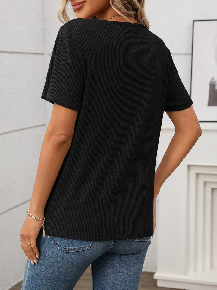 Drune | Geripptes V-Ausschnitt Kurzarm T-Shirt