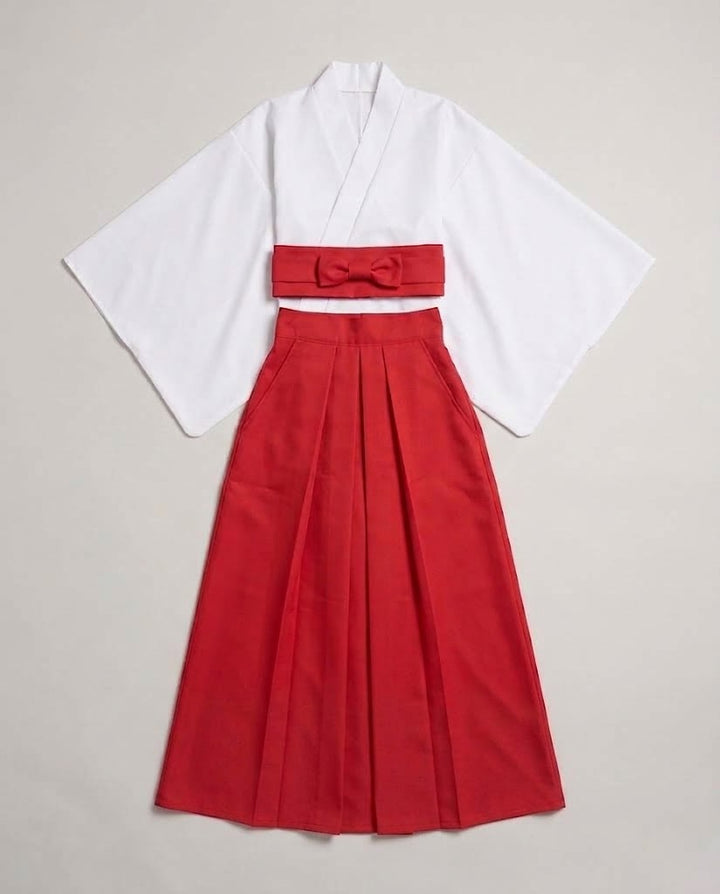 Damen historische Kimono-Robe mit goldenen Verzierungen und Accessoires Drune