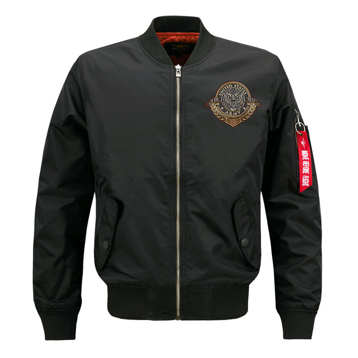 Männliche  von der Luftfahrt inspirierte Bomberjacke mit Vorderreißverschluss, gesticktem Wappen und charakteristischem Ärmelschild Drune