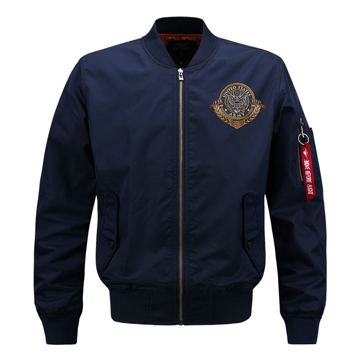 Männliche  von der Luftfahrt inspirierte Bomberjacke mit Vorderreißverschluss, gesticktem Wappen und charakteristischem Ärmelschild Drune