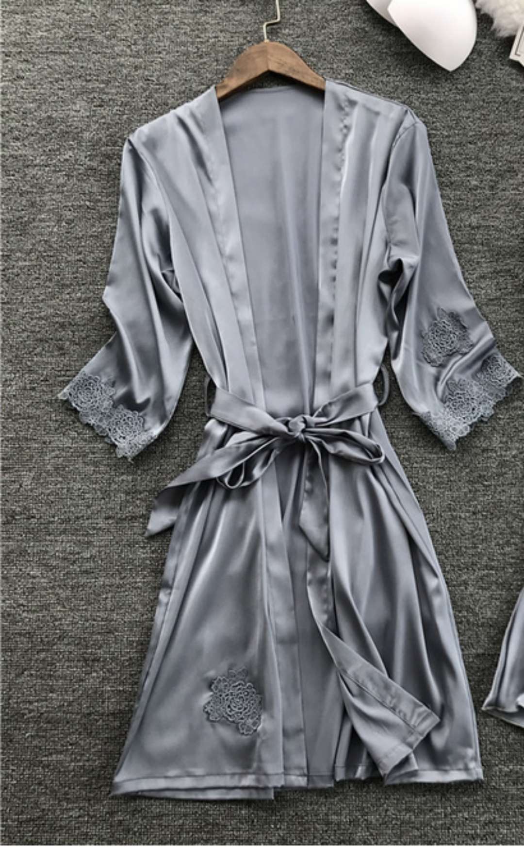 Damen Satin Hausmantel mit feinen Spitzenakzenten und verstellbarem Gürtel Drune