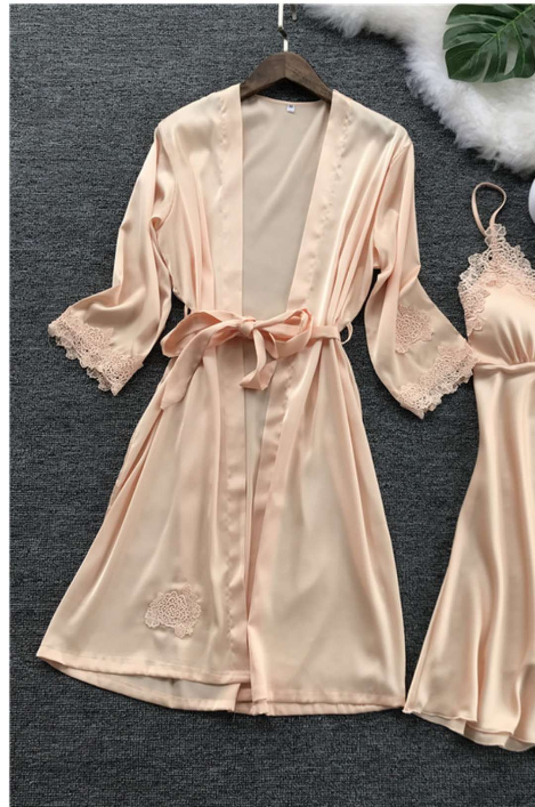 Damen Satin Hausmantel mit feinen Spitzenakzenten und verstellbarem Gürtel Drune