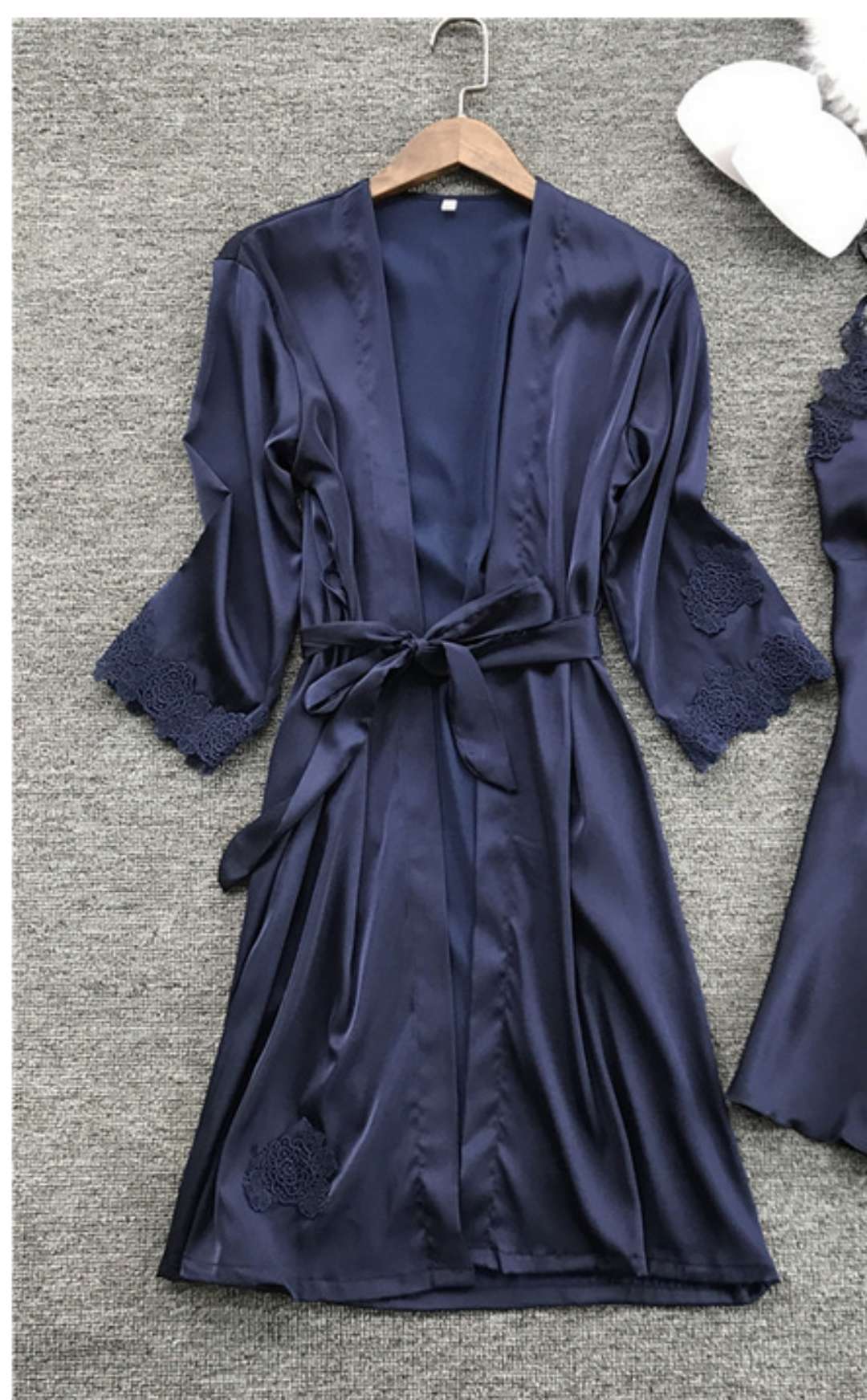 Damen Satin Hausmantel mit feinen Spitzenakzenten und verstellbarem Gürtel Drune