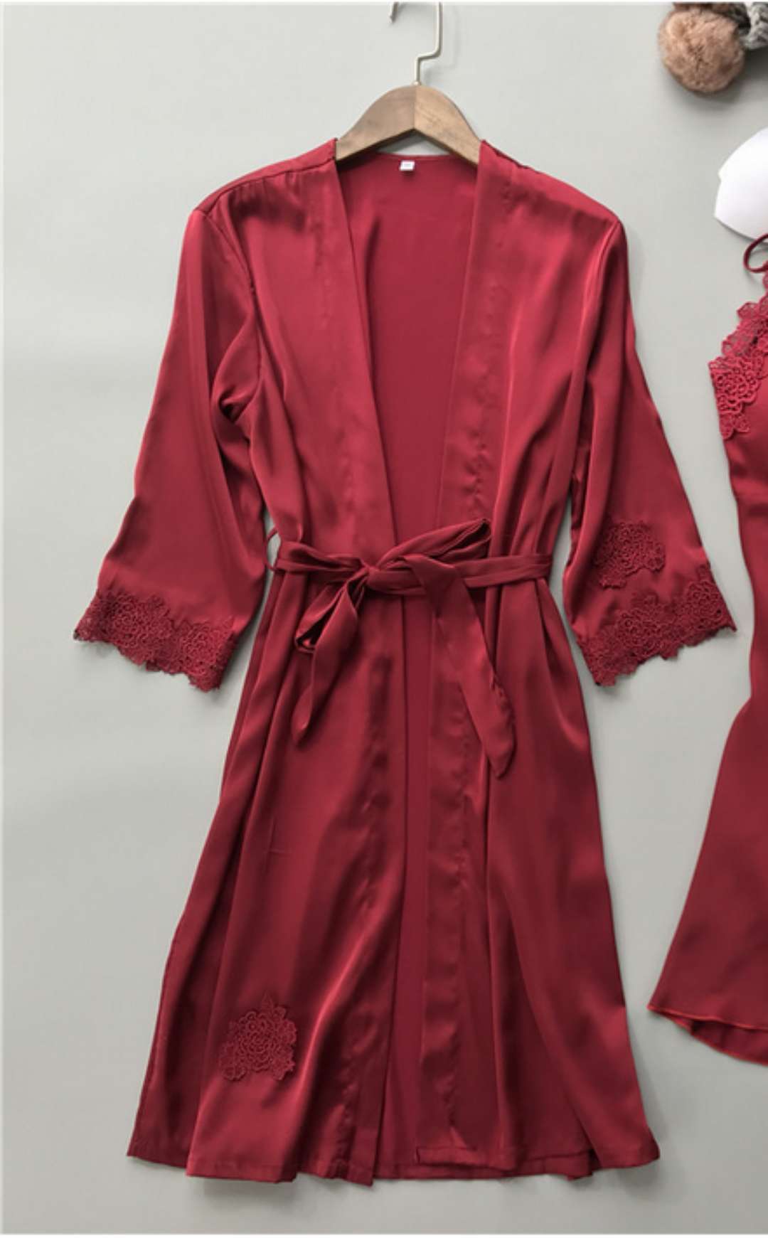Damen Satin Hausmantel mit feinen Spitzenakzenten und verstellbarem Gürtel Drune