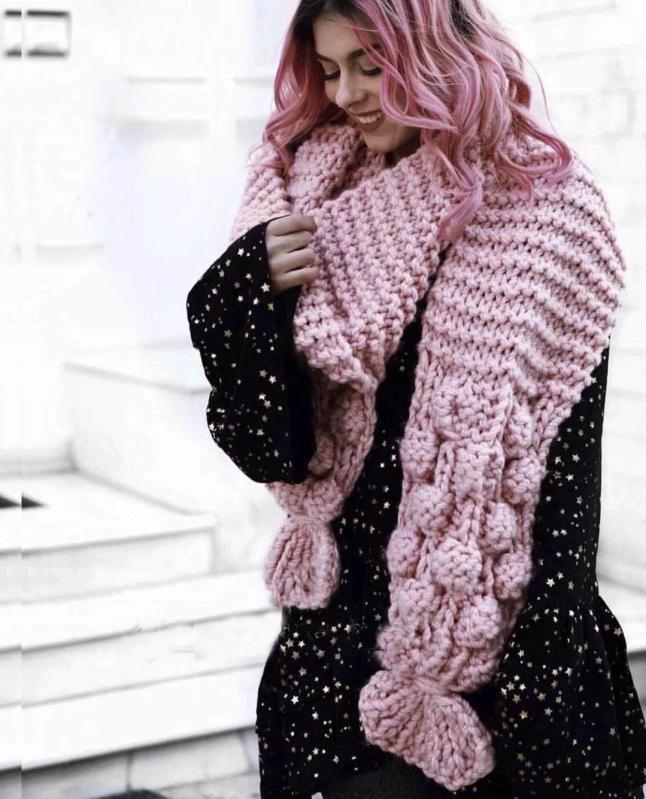Damen Kuscheliger, handgefertigter Strickschal mit modischem Zopfmuster und extra weitem Design Drune