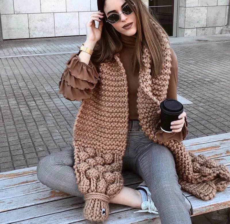 Damen Kuscheliger, handgefertigter Strickschal mit modischem Zopfmuster und extra weitem Design Drune