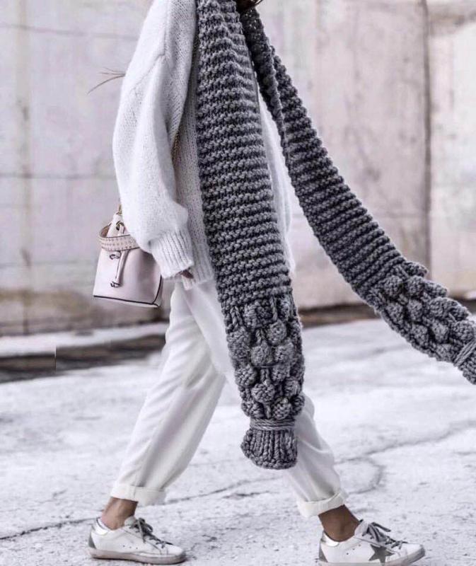 Damen Kuscheliger, handgefertigter Strickschal mit modischem Zopfmuster und extra weitem Design Drune