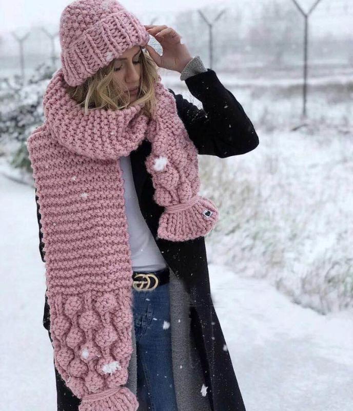 Damen Kuscheliger, handgefertigter Strickschal mit modischem Zopfmuster und extra weitem Design Drune