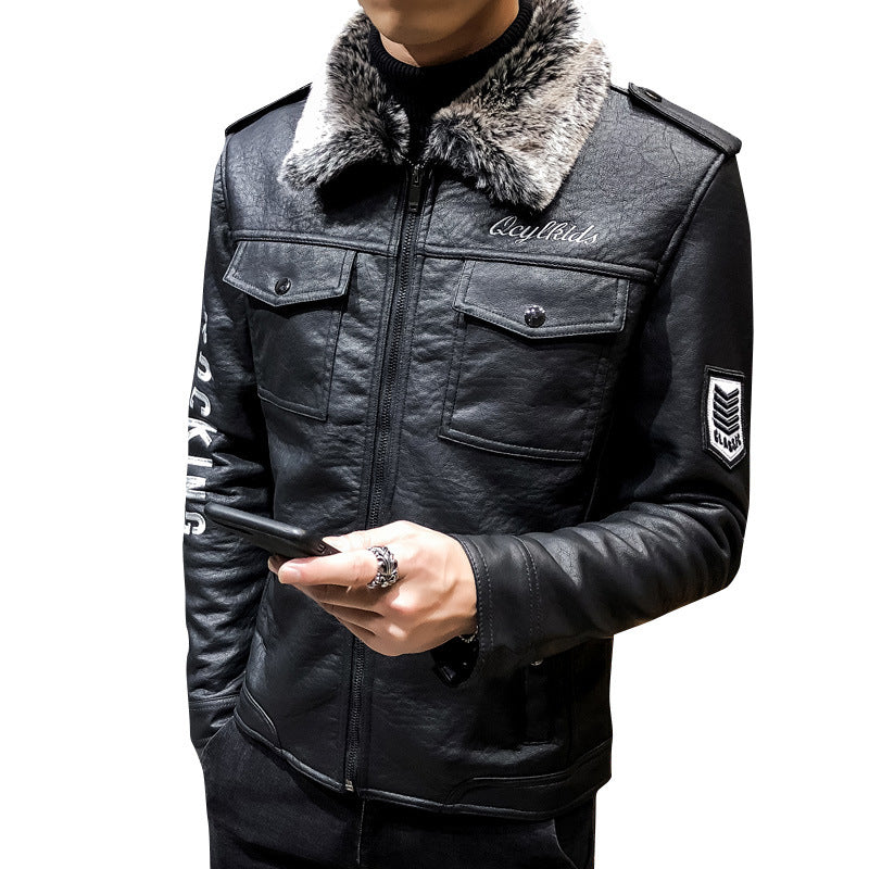 Herren Biker-Lederjacke mit Kunstfellkragen und militärischen Abzeichen Drune