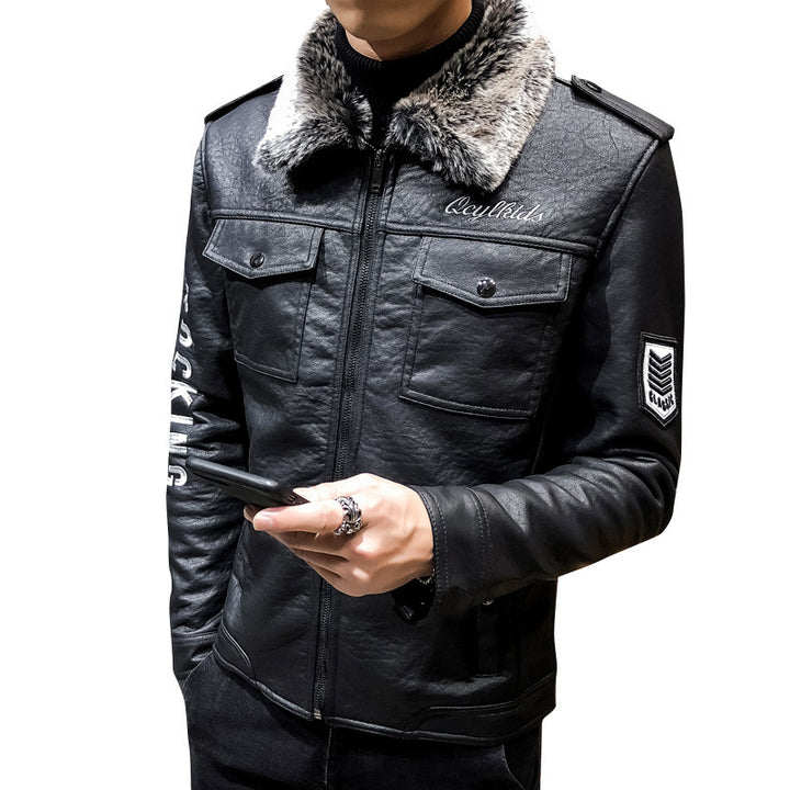 Herren Biker-Lederjacke mit Kunstfellkragen und militärischen Abzeichen Drune