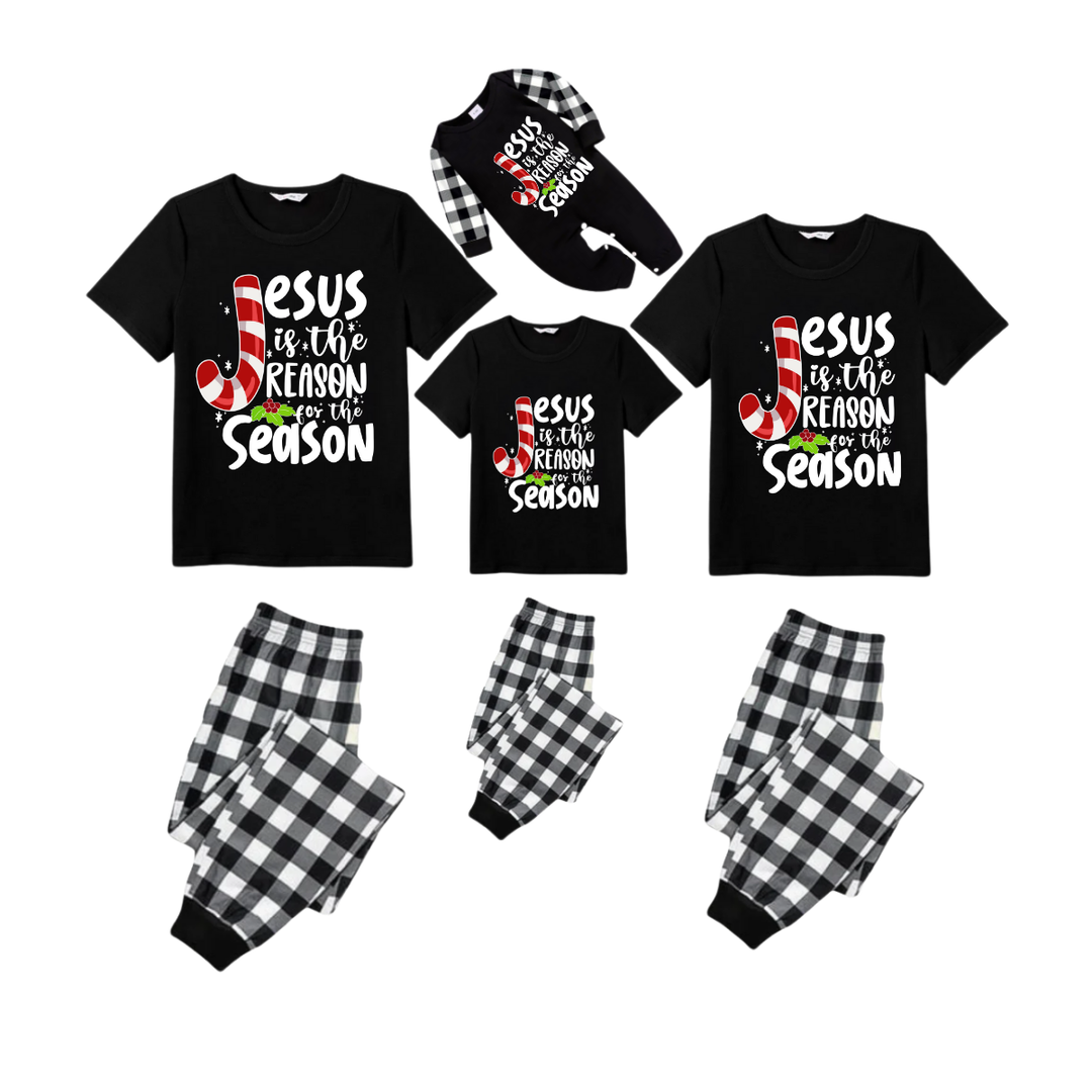 Drune | Jesus ist der Grund für die Saison Familien-Weihnachtspyjama-Set - Schwarzes Oberteil Schwarz-weiße karierten Hosen Weißer Grafiktext