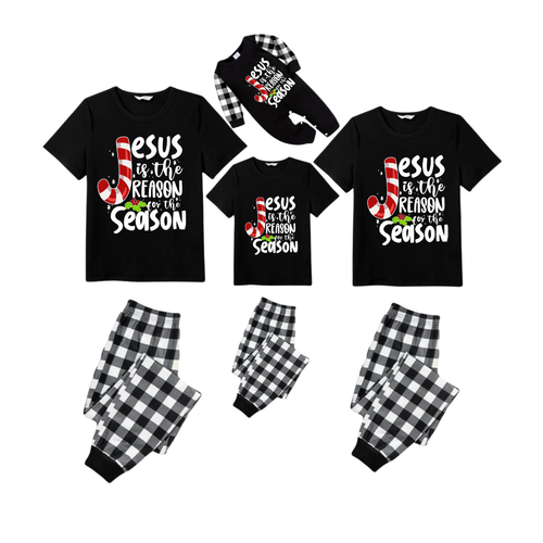 Drune | Jesus ist der Grund für die Saison Familien-Weihnachtspyjama-Set - Schwarzes Oberteil Schwarz-weiße karierten Hosen Weißer Grafiktext