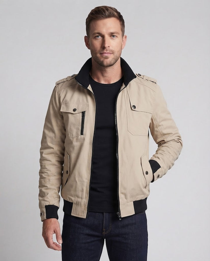 Herren Kurzblouson im Utility‑Field‑Design mit Stehkragen, Schulterepauletten und verdeckten Reißverschlusstaschen Drune