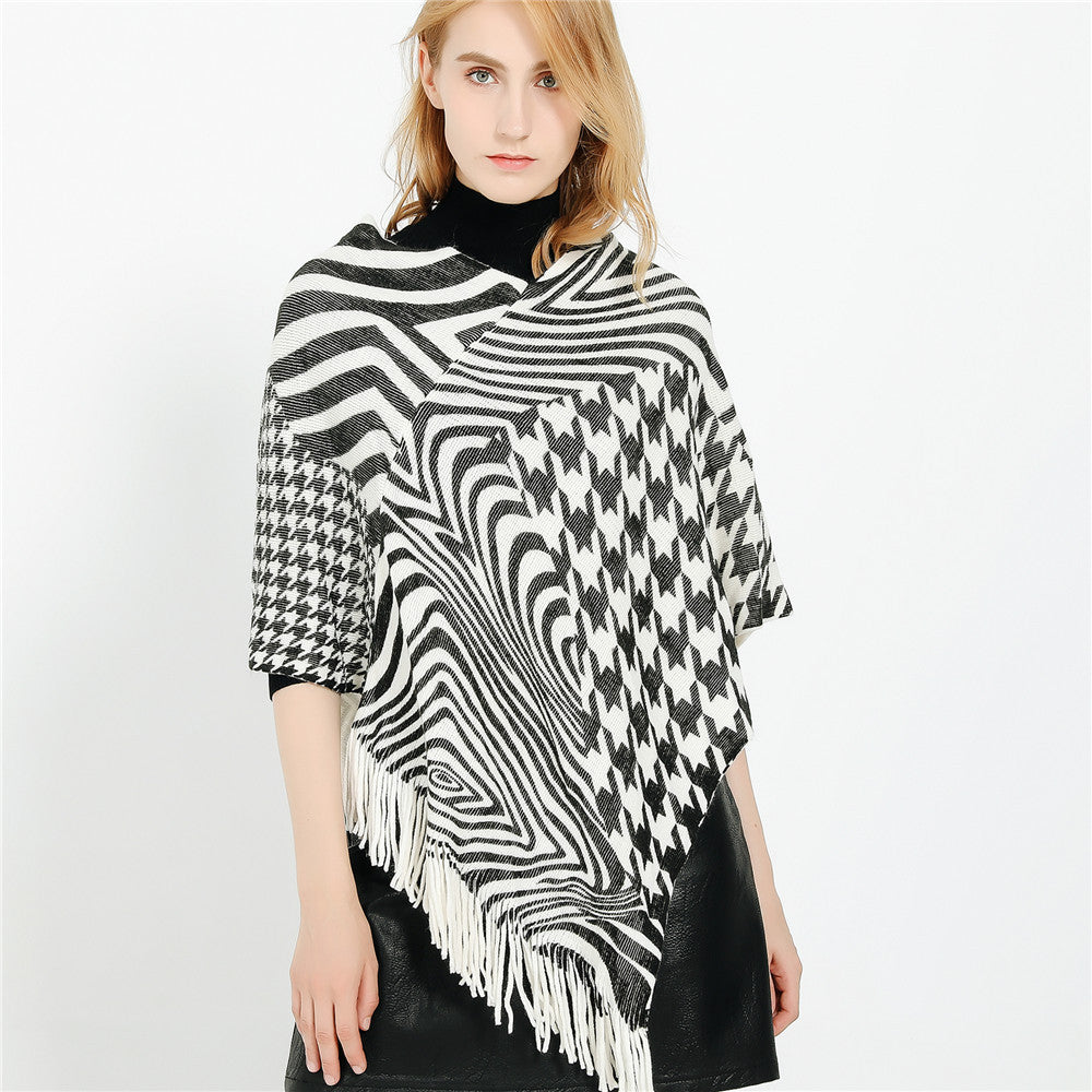 Damen Fransen-Poncho im Oversize mit grafischem Jacquard und asymmetrischem Zipfelsaum Drune