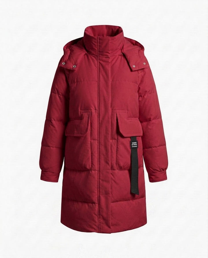 Damen längerer gepolsterter steppmantel mit hohem Stehkragen, verdeckter Knopfleiste und großen aufgesetzten Taschen.